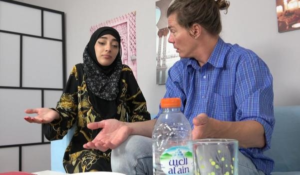 Lunita Galactica - Sexy Muslim babe spreads her legs instead of cooking lunch (2025 | FullHD)