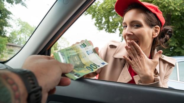 Mia Moone - Shy waitress needs more than tips (2025 | FullHD)